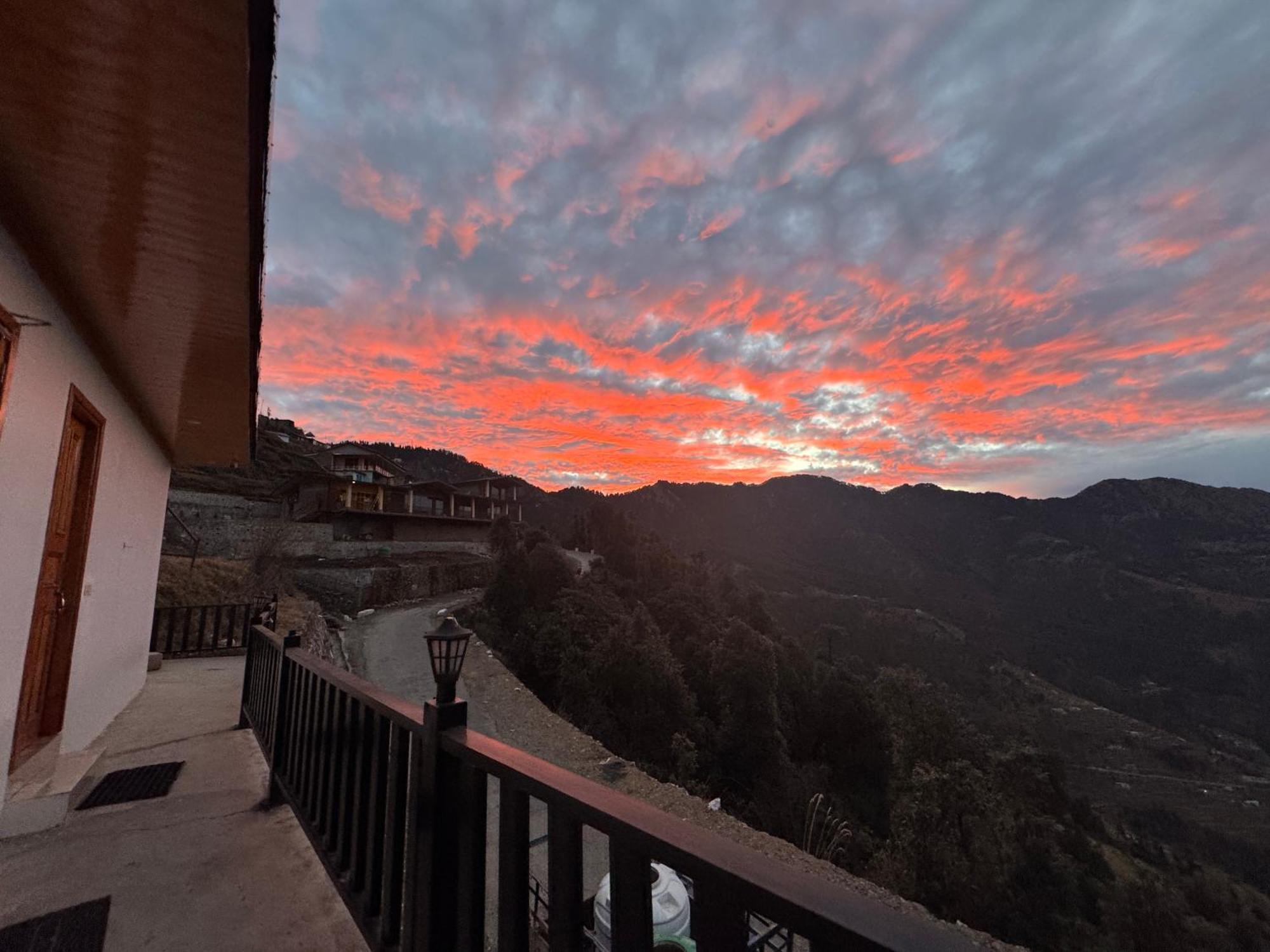 The Vintage Hill Village - Himalayan Boutique Resort Канатал Экстерьер фото